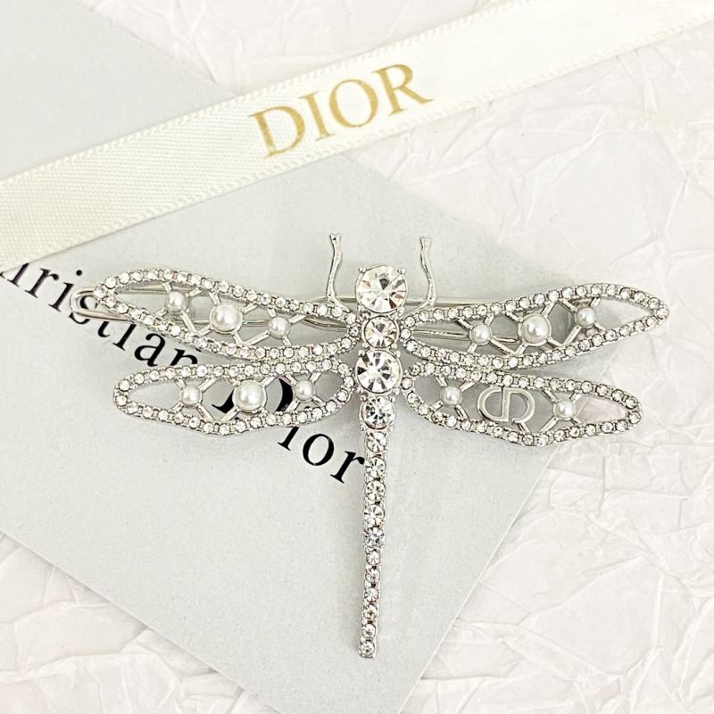 chr1st1an D10r brooches